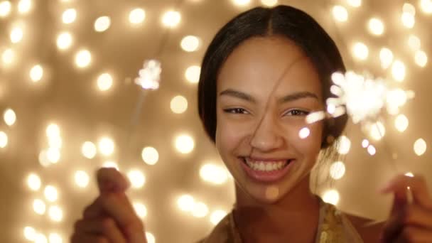 Chica feliz con bengalas y luces bokeh — Vídeo de stock