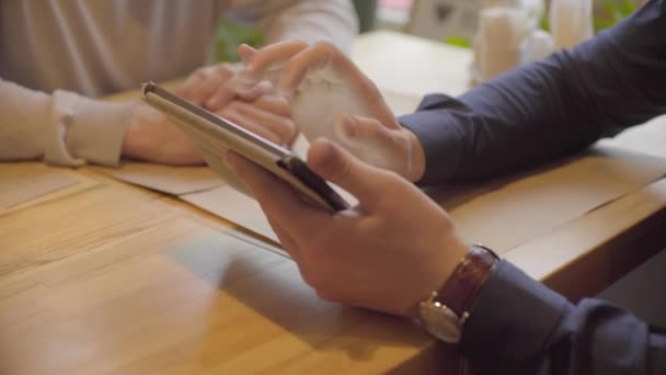 İki adam tableti kullanarak proje üzerinde konuşuyor — Stok video
