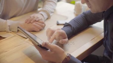 Projesi onaylanmış ve onların el sıkışan iki iş adamları