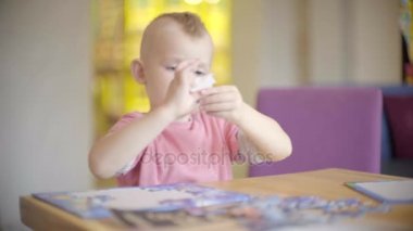 Küçük çocuk bulmaca masaya toplama