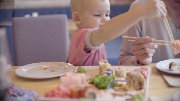 Pequeño chico descubrir nuevo nacional japonés comida — Vídeos de Stock