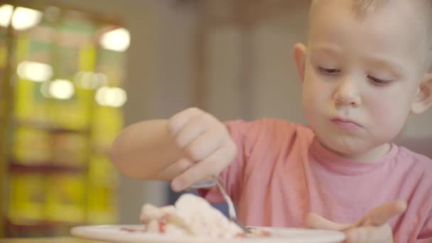Detailní záběr z malého chlapce těší zmrzlina v kavárně — Stock video