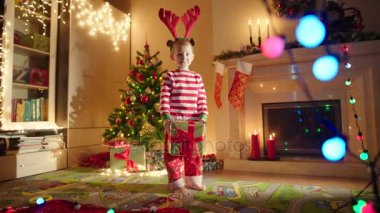 Noel arifesinde Noel hediyesi olan küçük çocuk