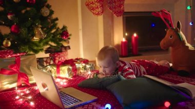 Noel Baba için bekleyen ve izlerken küçük çocuk Noel gecesi karikatürler