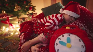 Yeni yıl gecesi uyku küçük çocuk