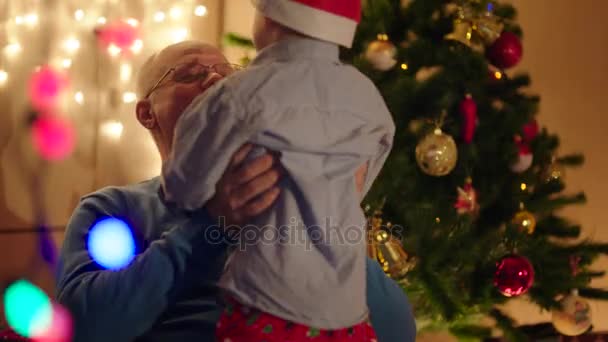 Дедушка играет с внуком в канун Рождества — стоковое видео