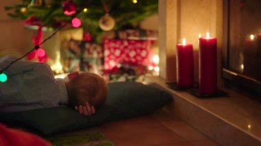 Küçük çocuk uyuyor şömine yakın Noel gecesi Santa Claus beklerken felling