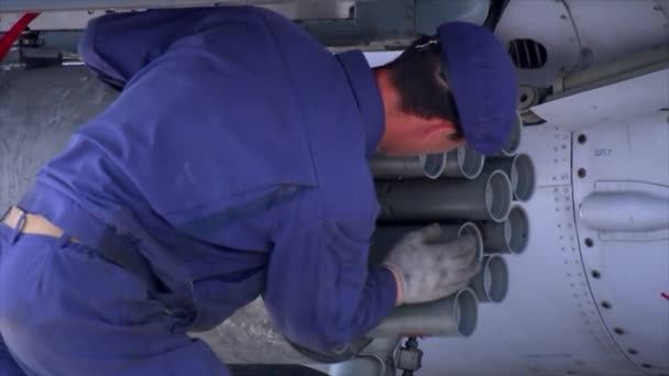 Военно-технический служащий заряжает истребительное орудие вооруженными снарядами — стоковое видео