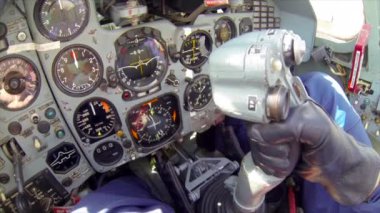 Yan çubuk tarafından askeri uçak işletim savaşçı Pano ve pilot el