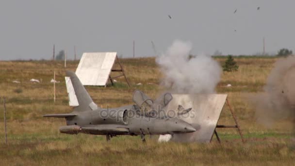 Uzbrojonych pocisków spadają na model myśliwca i precyzyjnie podczas szkolenia wojskowego rosyjski. Model myśliwca, wysadzenie przez uzbrojonych bomby — Wideo stockowe