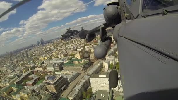 2017, den 7 maj, Ryssland, Moskva: - militära helikoptrar Mi-28 flyger över staden Moskva över Röda torget under repetitionen av Victory Day paraden på den 9 maj — Stockvideo