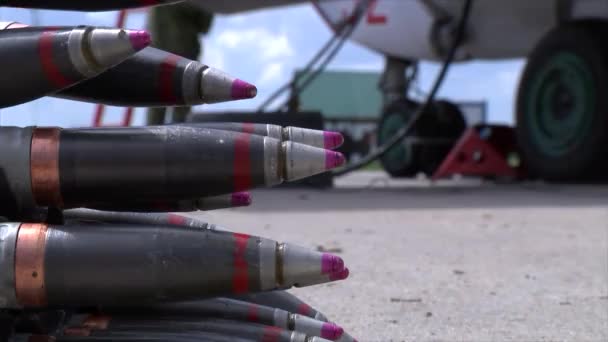 Közelkép a fegyveres lőszert, a katonai vadászgép — Stock videók