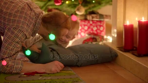 Padre e hijo esperando a Papá Noel en Nochebuena — Vídeos de Stock