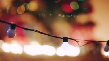 Yakıcı ve ışıklı Noel fenerler süslenen Noel ağacı arka planda yak²n