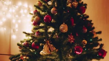 Aydınlatma ile süslenmiş Noel ağacı