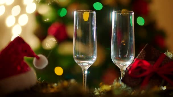 Dvě sklenice plnění s champagne na Vánoce