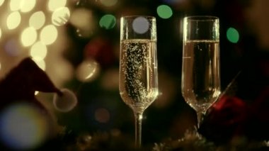 İki kadeh şampanya Noel arifesinde ile