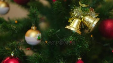 Aydınlatma ile süslenmiş Noel ağacı