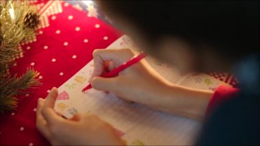 Siyah kız Noel arifesinde Noel Baba'ya bir mektup yazma