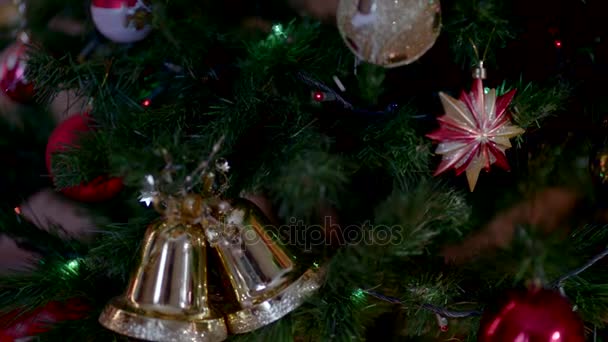 Una lettera a Babbo Natale sotto l'albero di Natale — Video Stock