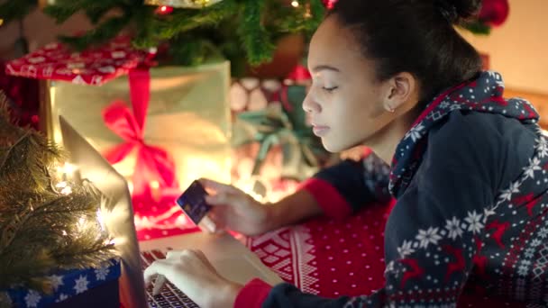 Jonge zwarte vrouw is online winkelen op Cristmas Eve — Stockvideo