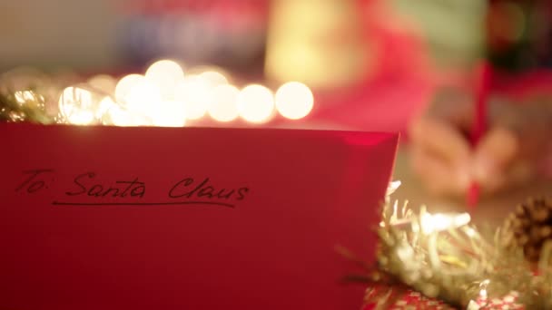 Escrevendo uma carta ao Papai Noel na véspera de Natal — Vídeo de Stock