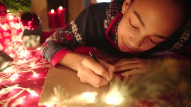 Noel arifesinde Noel Baba Noel mektup yeniden genç kız