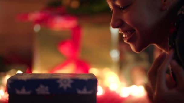 Молодая черная женщина открывает подарок и расстраивается от содержания — стоковое видео