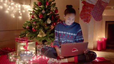 Genç kadın online istimal laptop yeni yıl gecesi arkadaşları tebrik ediyor