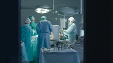 Cerrahlar ameliyat sırasında yardımcı Nusres