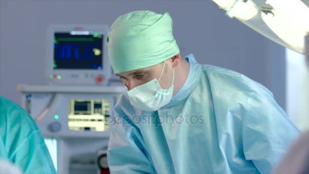 Cirurgiões salvando a vida dos pacientes — Vídeo de Stock