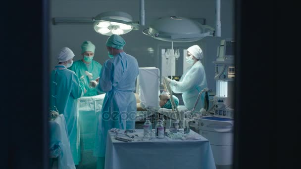 Framgångsrikt slutförande av kirurgi — Stockvideo