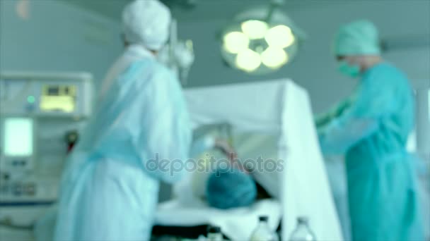 Personale medico che lavora in sala operatoria — Video Stock