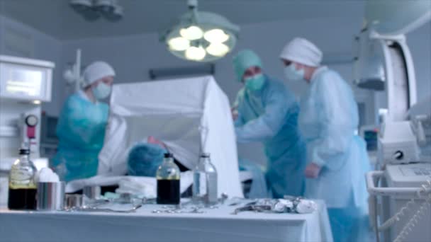 Chirurg und Krankenschwestern bei einer Operation — Stockvideo