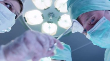 Ameliyat masasının Bent sağlık personeli