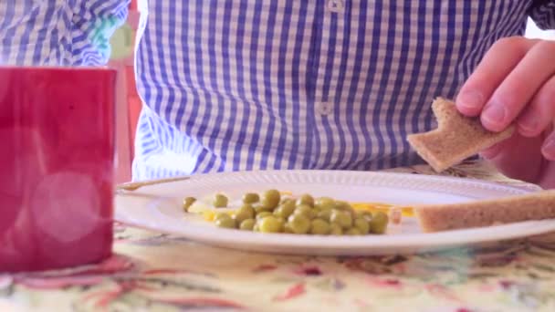 男人吃早午餐用鸡蛋、 烤面包和黑咖啡 — 图库视频影像