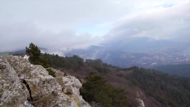 Mountain view in zonnige bewolkte dag — Stockvideo