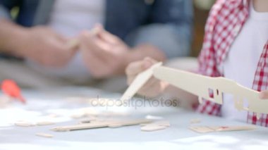 Çocuklar ellerinde ahşap uçağın yakın çekim