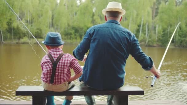 Familjen sötvattensfiske vid sjön — Stockvideo