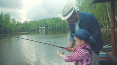 Küçük bir çocuk ve onun dedesi büyük bir catch balık alıyorsanız