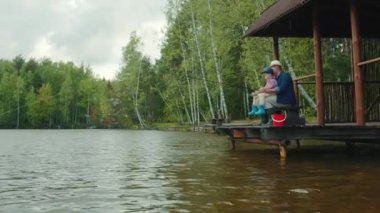 Fener balığı yakalamak için onun torunu öğretiyor