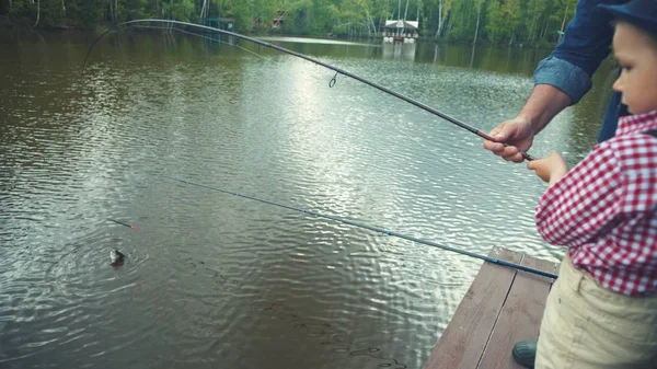 Niño y su abuelo están recibiendo una gran captura en la pesca en el lago — Foto de Stock