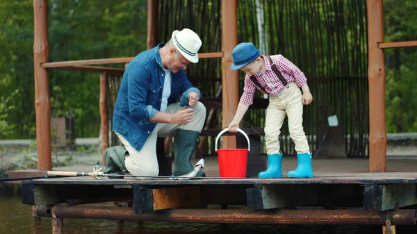 Kisfiú és a nagypapa, fogása lazac édesvízi halászat tó — Stock Fotó