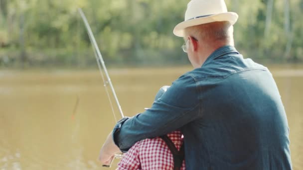Familjen hobby är fiske på sjön — Stockvideo