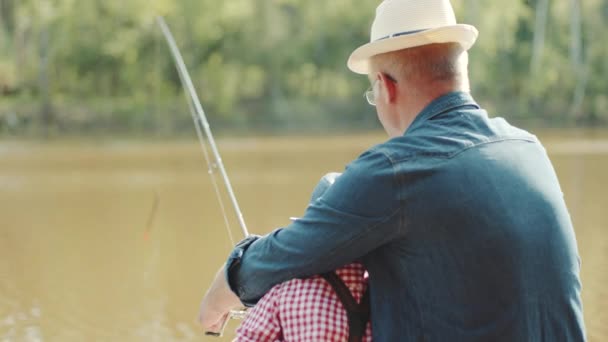 Rodzinne hobby jest wędkowanie na jeziorze — Wideo stockowe