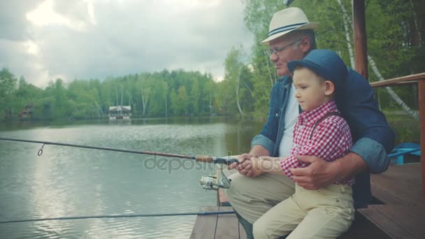 Szép fiú, és a nagypapa is a halászat a tavon