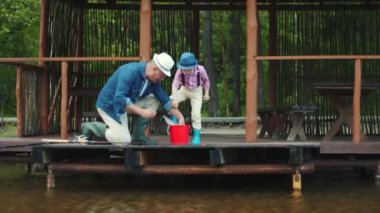 Küçük bir çocuk ve onun büyükbaba balık yakalamak
