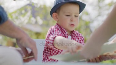 Küçük çocuk babasıyla bahçedeki ahşap bir uçak yapma portresi