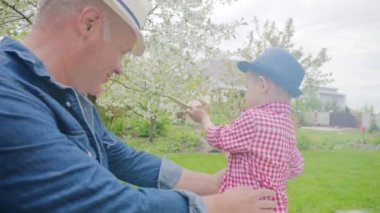 Küçük çocuk ahşap uçak bahçede yeşil çim üzerinde oynuyor