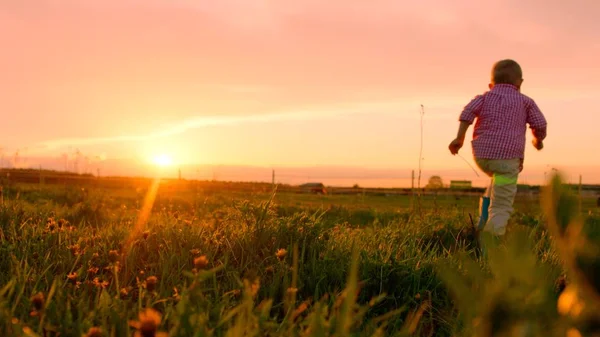 Gün batımında oynarken küçük çocuk